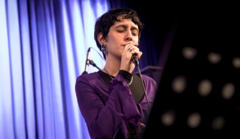 Το Βαλς των Χαμένων Ονείρων: Το viral τραγούδι που έχει κατακλύσει το TikTok και η μοναδική ερμηνεία της κόρης του Πάνου Κατσιμίχα