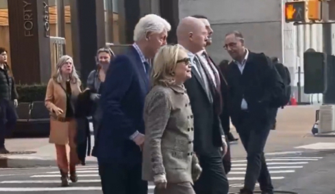Μπιλ Κλίντον - Χίλαρι Κλίντον: Viral το βίντεο με τον πρώην πρόεδρο των ΗΠΑ να σπρώχνει τη σύζυγό του σε διάβαση πεζών στη Νέα Υόρκη