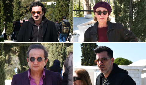 Συγγενείς και φίλοι αποχαιρετούν τον Γιώργο Μαρίνο στο κοιμητήριο Βούλας, δείτε φωτογραφίες και βίντεο