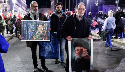 Ο φωτορεπόρτερ που απαθανάτισε τον Λαφαζάνη με το πορτρέτο του Χαμενεΐ ξεσπά: Δεν είναι ΑΙ, λυπηρό να πρέπει να αποδείξουμε τα αυτονόητα