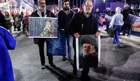 Ο φωτορεπόρτερ που απαθανάτισε τον Λαφαζάνη να διαδηλώνει με πορτρέτο του Χαμενεΐ ξεσπά: Μην ψάχνετε ΑΙ, είναι λυπηρό που πρέπει να αποδείξουμε τα αυτονόητα