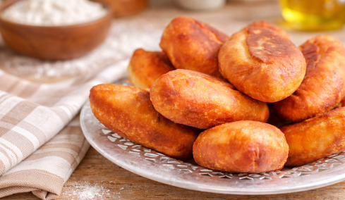 Μια ζύμη, άπειρα πιροσκί: Από το αγαπημένο με πατάτα έως το χορταστικό με κιμά