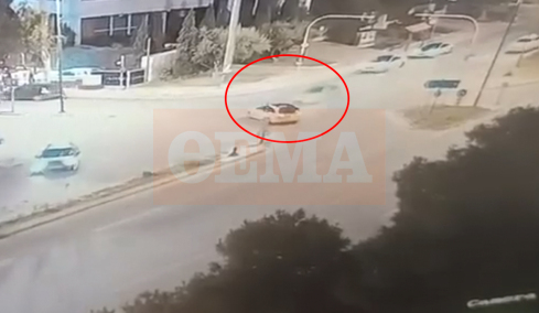 Σοκαριστικό βίντεο από το θανατηφόρο τροχαίο στη Βούλα, το ΙΧ χτυπά με ιλιγγιώδη ταχύτητα το ταξί της 58χρονης