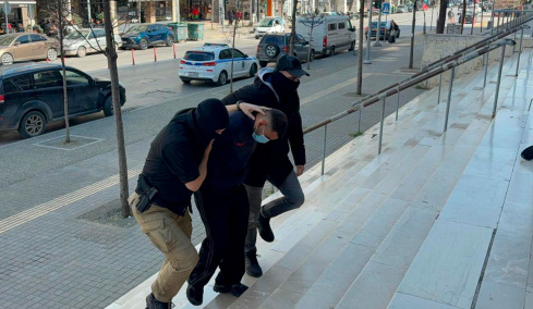 Στα δικαστήρια υπό δρακόντεια μέτρα ασφαλείας ο 23χρονος για τη δολοφονία του 20χρονου στη Θεσσαλονίκη, δείτε βίντεο