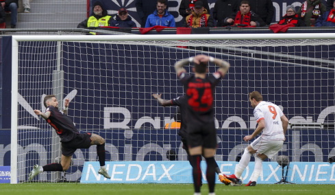 Bundesliga: Η Μπάγερν των 9 παικτών πήρε βαθμό στο Λεβερκούζεν, βαθμός ανάσα για Βόλφσμπουργκ με σκόρερ Κουλιεράκη, δείτε βίντεο