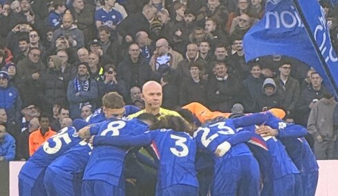 Βίντεο: Οι παίκτες της Τσέλσι «περικύκλωσαν» τον διαιτητή του αγώνα με τη Νιούκαστλ πριν τη σέντρα!