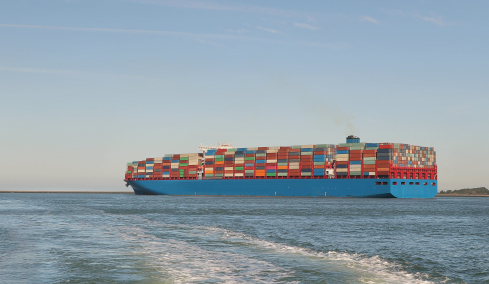 Πόλεμος στη Μέση Ανατολή: Εκτοξεύονται τα ναύλα και αλλάζουν ρότα τα containerships
