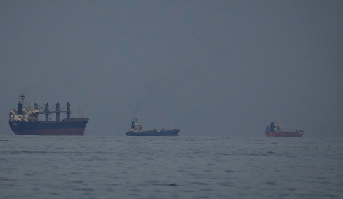 Οι χώρες που παίρνουν πετρέλαιο μέσω των Στενών να φροντίσουν για την ασφάλεια διέλευσης, λέει ο Τραμπ - Διώξτε τους Αμερικανούς, λένε οι Ιρανοί στις χώρες του Κόλπου