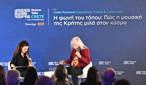 Μια μοναδική στιγμή στη σκηνή του Greece Talks: Ο Ross Daly με τη λύρα του σε ένα μουσικό ταξίδι στην κρητική παράδοση
