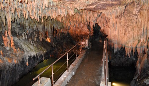 Ιχνηλατώντας το Σπήλαιο του Δράκου στην Καστοριά, ένας υπόγειος κόσμος γεμάτος σταλακτίτες, σταλαγμίτες και υπόγειες λίμνες
