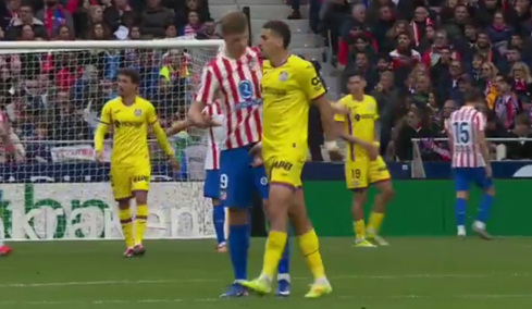 O Αμπκάρ της Χετάφε αποβλήθηκε επειδή άγγιξε τα γεννητικά όργανα του Σόρλοθ της Ατλέτικο, βίντεο 