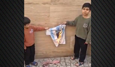 Παιδιά στο Ιράν έκαψαν φανέλες του Μέσι μετά την συνάντησή του με τον Τραμπ στον Λευκό Οίκο, δείτε βίντεο 