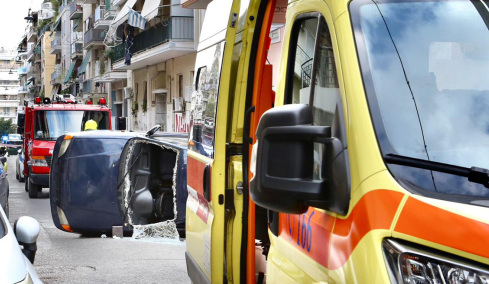 Απεγκλωβίστηκε ο άνδρας από το όχημα που αναποδογύρισε στη μέση του δρόμου στην Κυψέλη, δείτε βίντεο και φωτογραφίες