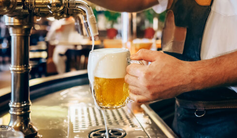 Ήπιε 3 λίτρα μπύρα στο διάλειμμα και απολύθηκε: Το δικαστήριο τον δικαίωσε με αποζημίωση 47.000 ευρώ