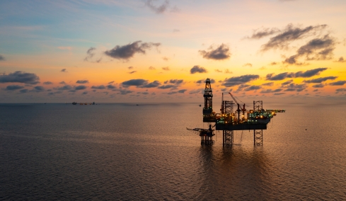 Fitch Ratings: Γιατί δεν φοβάται σημαντική αύξηση στην τιμή του πετρελαίου
