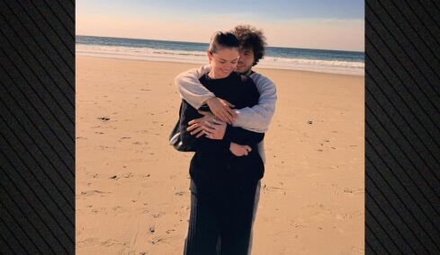 Οι αγκαλιές της Σελένα Γκόμεζ με τον Μπένι Μπλάνκο στην παραλία