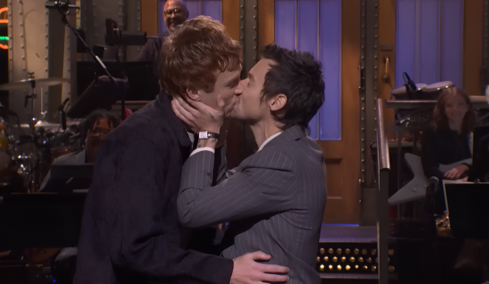 Ο Χάρι Στάιλς απάντησε στα σχόλια για τη σεξουαλικότητά του φιλώντας στο στόμα άντρα ηθοποιό κατά τη διάρκεια εκπομπής