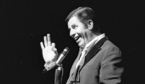 100 χρόνια από τη γέννηση του «Βασιλιά της Κωμωδίας» Τζέρι Λιούις: Το γέλιο, η δόξα και οι σκιές πίσω από τον μύθο