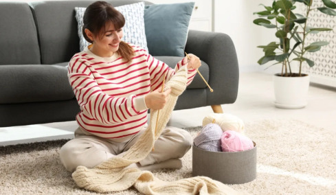 Πλέξιμο: Τι συμβαίνει στον εγκέφαλο όταν πιάνουμε βελόνες και νήμα – Τι λέει η επιστήμη
