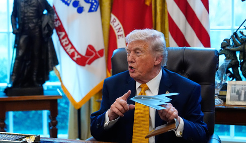 «Αν δεν είχαμε κάνει την επίθεση στο Ιράν, τότε θα άρχιζε ο Γ' Παγκόσμιος Πόλεμος» λέει ο Τραμπ - Drone χτύπησε ξενοδοχείο στη Βαγδάτη, εκρήξεις κοντά στην πρεσβεία των ΗΠΑ