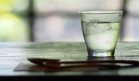 Ποιο είναι το νερό που κάνει reset στον οργανισμό μας μετά το γιορτινό τραπέζι