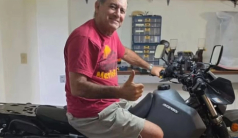 Στα 77 του ξεκίνησε τον γύρο του κόσμου με μοτοσικλέτα: «Ποτέ δεν ξέρεις πόσο χρόνο έχεις»