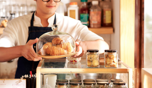 Με αυξήσεις 12% στους μισθούς η νέα κλαδική σύμβαση για 500.000 εργαζομένους σε εστιατόρια, μπαρ, καφετέριες, δείτε παραδείγματα