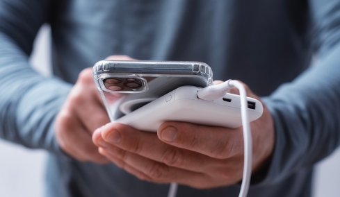 Γιατί τα κινητά δεν πωλούνται πια με φορτιστή
