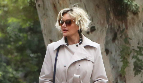 Ελεύθερη με εγγύηση 100.000 ευρώ μετά την απολογία της η χήρα του Τράγκα: Έδωσε εξηγήσεις για ξέπλυμα και φοροδιαφυγή που αγγίζει τα 13 εκατ. ευρώ