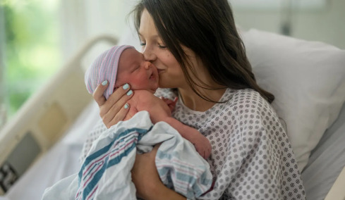 Η Ιωάννα από τα Άγραφα γέννησε το 4ο παιδί της στο Αλεξάνδρα – Αυτή είναι η ιστορία της
