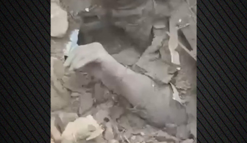 Η συγκλονιστική στιγμή που μια γυναίκα θαμμένη στα ερείπια, έπειτα από ρωσικό βομβαρδισμό στη Ζαπορίζια, απλώνει το χέρι της καλώντας σε βοήθεια, δείτε βίντεο