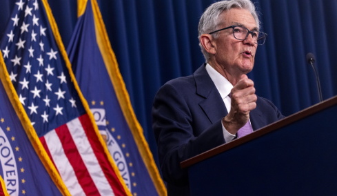 Τζερόμ Πάουελ: Το ράλι των τιμών του πετρελαίου θα οδηγήσει σε άνοδο του πληθωρισμού βραχυπρόθεσμα