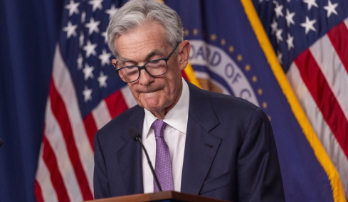 Fed: Αμετάβλητα τα επιτόκια εν μέσω πολέμου και ενεργειακής κρίσης