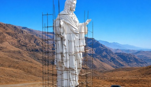 Έφτιαξαν τεράστιο άγαλμα του Χριστού στα σύνορα Συρίας-Λιβάνου σε περιοχή που είχε βομβαρδιστεί από το Ισλαμικό Κράτος, δείτε βίντεο