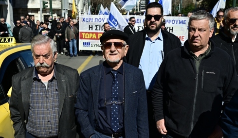 Λυμπερόπουλος κατά Κυρανάκη στη Βουλή: «Δολοφονείς τη δημοκρατία των ταξιτζήδων»