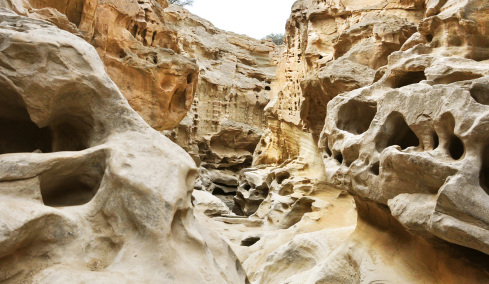 Το νησί των πυραύλων: Γιατί το Κεσμ στα Στενά του Ορμούζ χαρακτηρίζεται «αβύθιστο αεροπλανοφόρο» του Ιράν και πώς μπορεί να κρίνει τον πόλεμο