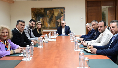 Παραμένει το πλαφόν, φρενάρουν οι απεργίες των βενζινοπωλών μετά τη συνάντησή τους με τον Θεοδωρικάκο - «Να βάλουν πλάτη» ζήτησε ο υπουργός