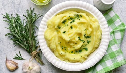 Γιατί τρώμε σκορδαλιά με τον μπακαλιάρο την 25η Μαρτίου (+8 συνταγές)