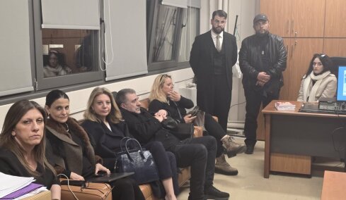 Δείτε την φωτογραφία που ανέβασε η Καρυστιανού με Γρατσία, Κωνσταντοπούλου και Ρούτσι  στο δικαστικό μέγαρο Λάρισας