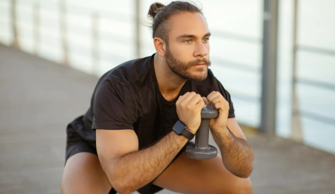 Έκανε κάθε μέρα βαθιά καθίσματα με βάρη για 1 μήνα – Δείτε την εκπληκτική αλλαγή στο σώμα του
