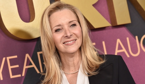 Η 62χρονη Λίζα Κούντροου δήλωσε πως «τέλειωσε» με τα μπότοξ