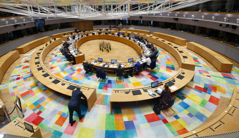 Η «μοναχική» φωτογραφία του Όρμπαν στη Σύνοδο Κορυφής, κάθισε μακριά όταν άρχισε να μιλά ο Ζελένσκι