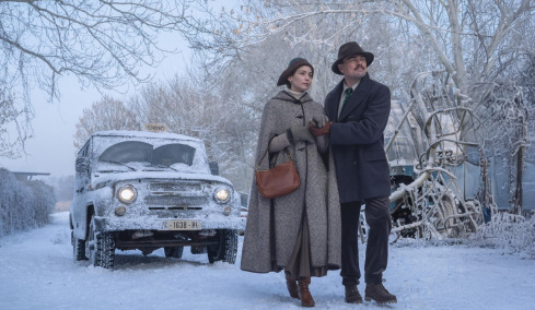 Ο Λεονάρντο Ντι Κάπριο και η Τζένιφερ Λόρενς στην πρώτη εικόνα από τη νέα ταινία του Σκορσέζε
