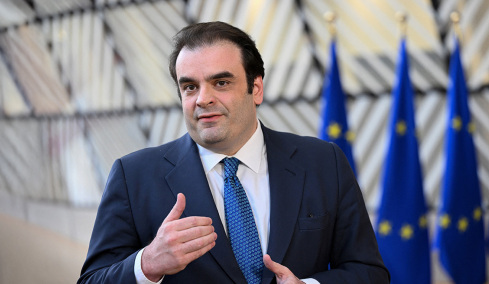Handelsblatt: Η στρατηγική Πιερρακάκη για τις πρόωρες αποπληρωμές χρέους φέρνει αποτελέσματα