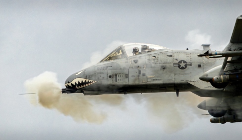 WSJ: Αμερικανικά πολεμικά αεροσκάφη ξεκινούν τη μάχη για την απελευθέρωση των Στενών του Ορμούζ