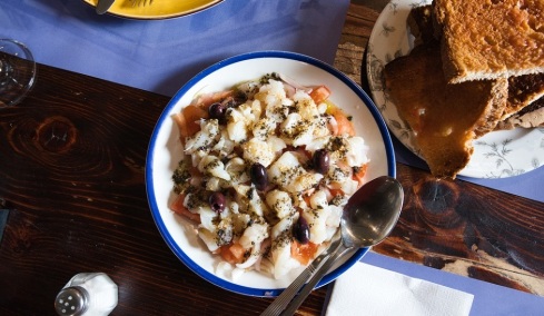 Μπακαλιάρος ξελουριστός: To ελληνικό «σεβίτσε» που τρώγεται την 25η Μαρτίου