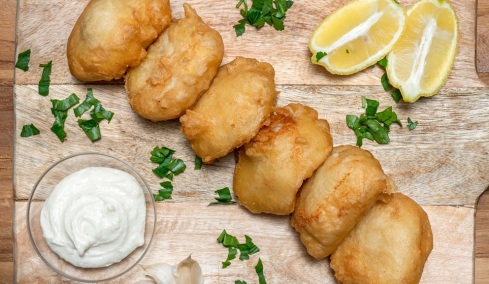 Σήμερα ξαλμυρίζουμε τον μπακαλιάρο: Έτσι θα το κάνουμε σωστά σε 6 βήματα