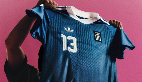 Εθνική Ελλάδος: Πολύ εντυπωσιακή και με retro στυλ η νέα εκτός έδρας φανέλα, δείτε βίντεο