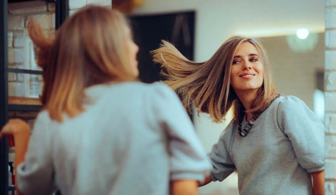 Βαφή: Το χρώμα μαλλιών που κρύβει χρόνια και μας μικραίνει