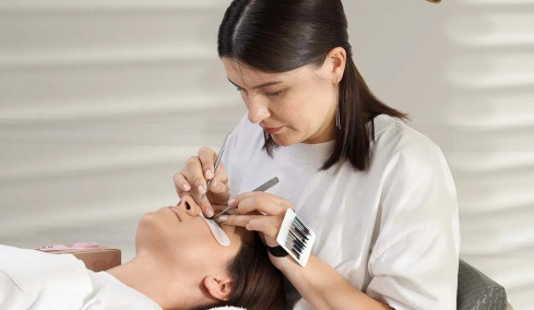 Εxtensions βλεφαρίδων: Η τάση ομορφιάς που μπορεί να βλάψει τα μάτια – Τι να προσέξετε